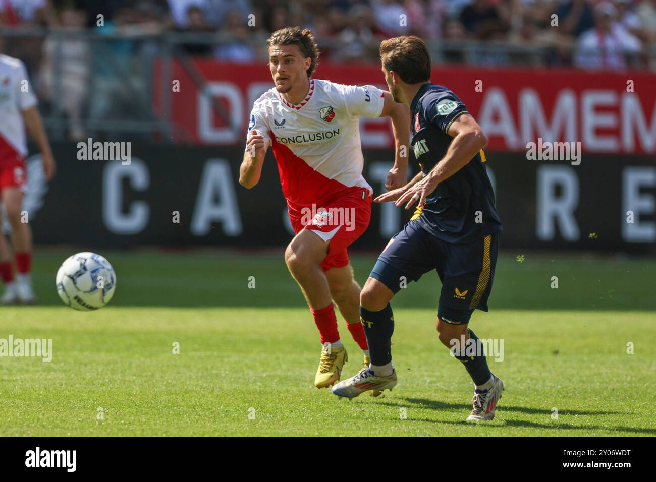 UTRECHT, NIEDERLANDE - 1. SEPTEMBER: Bart van Rooij vom FC Twente und Anthony Descotte vom FC Utrecht kämpfen um den Besitz während eines niederländischen Eredivisie-Spiels zwischen dem FC Utrecht und dem FC Twente am 1. September 2024 im Stadion Galgenwaard in Utrecht, Niederlande. (Foto: Ben Gal/Orange Pictures) Stockfoto