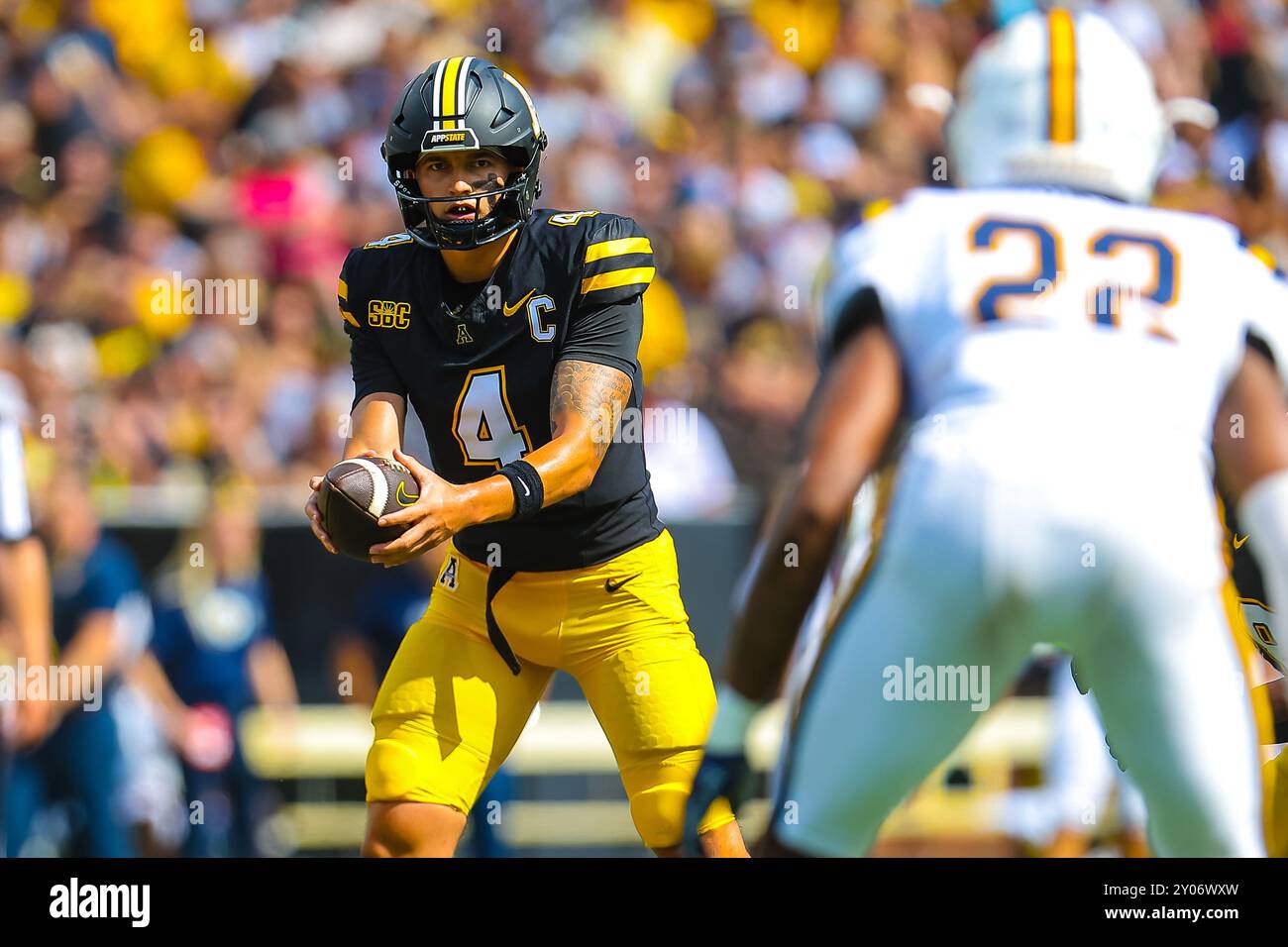 31. August 2024: Joey Aguilar (4) macht einen Schnappschuss. NCAA-Fußballspiel zwischen der East Tennessee State University und der Appalachian Stat at in Kidd Brewer, Boone, North Carolina. David Beach/CSM Stockfoto