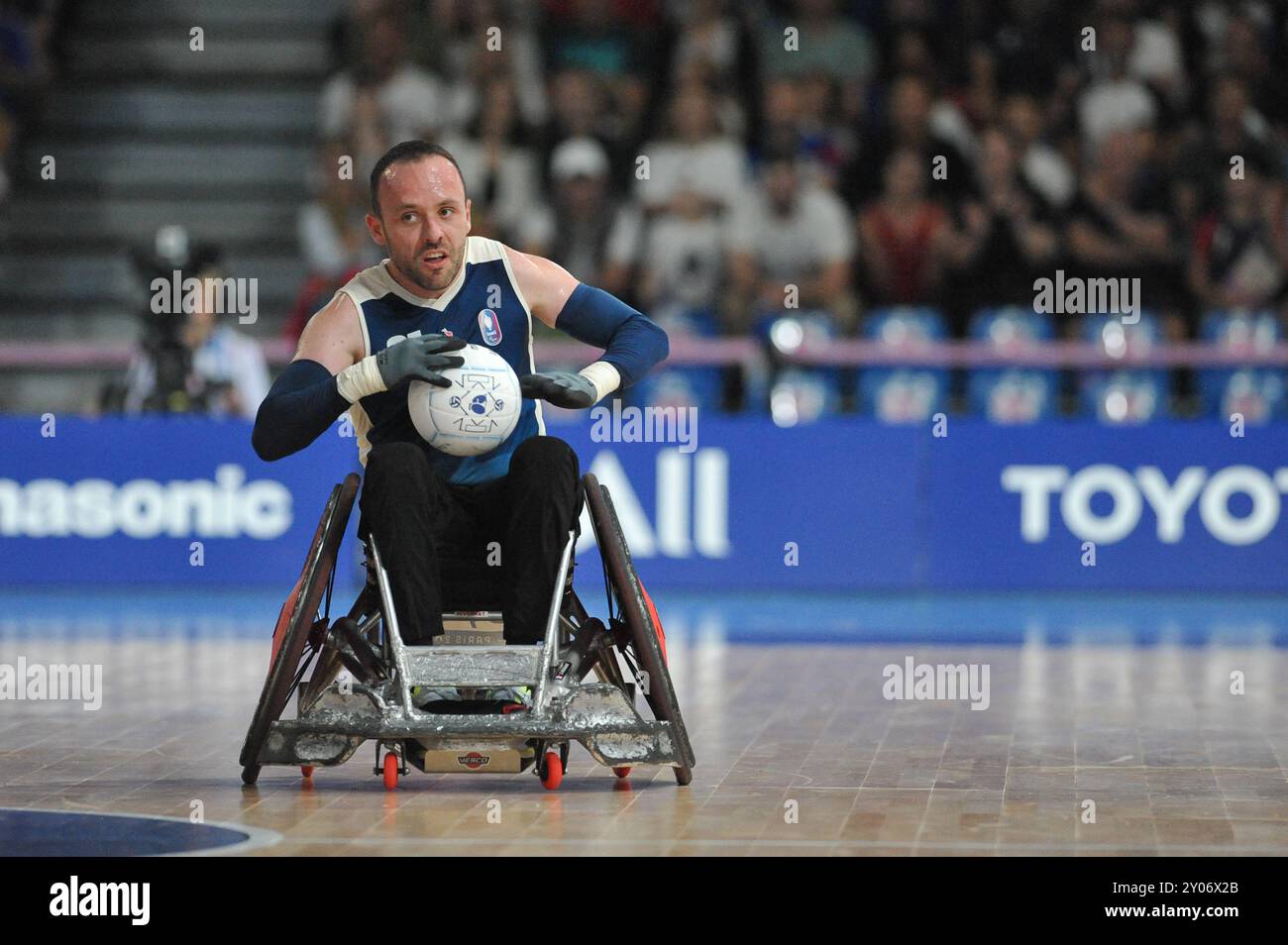 Paris, Frankreich. 31. August 2024. Jonathan Hivernat (FRA) tritt am 4. Tag der Paralympischen Sommerspiele 2024 in der Champ-de-Mars Arena in Paris an. Das Spiel war heftig, beide Seiten kämpften um jeden Punkt, aber letztendlich gewann es Großbritannien, 50:49. Quelle: Michael Preston/Alamy Live News Stockfoto