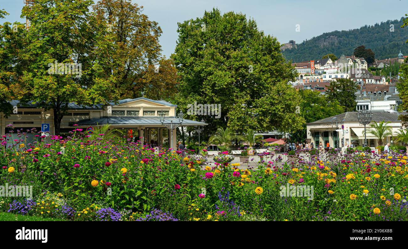 Das Leopoldssquare in Baden-Baden mit schönen Blumen. Baden Württemberg, Deutschland Stockfoto