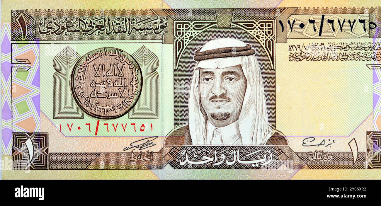 Ein großes Fragment der Vorderseite eines alten Saudi-Arabien-Banknotenscheins, ein 1 Riyal SAR, zeigt Fahd bin Abdulaziz Al Saud, Hüter der beiden Hol Stockfoto