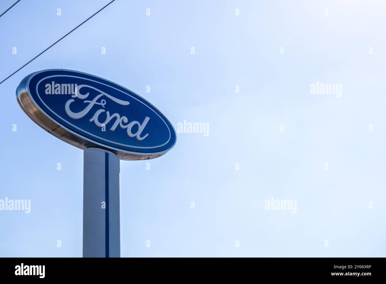 Ford-Schild, Tiefwinkelansicht mit Kopierraum Stockfoto