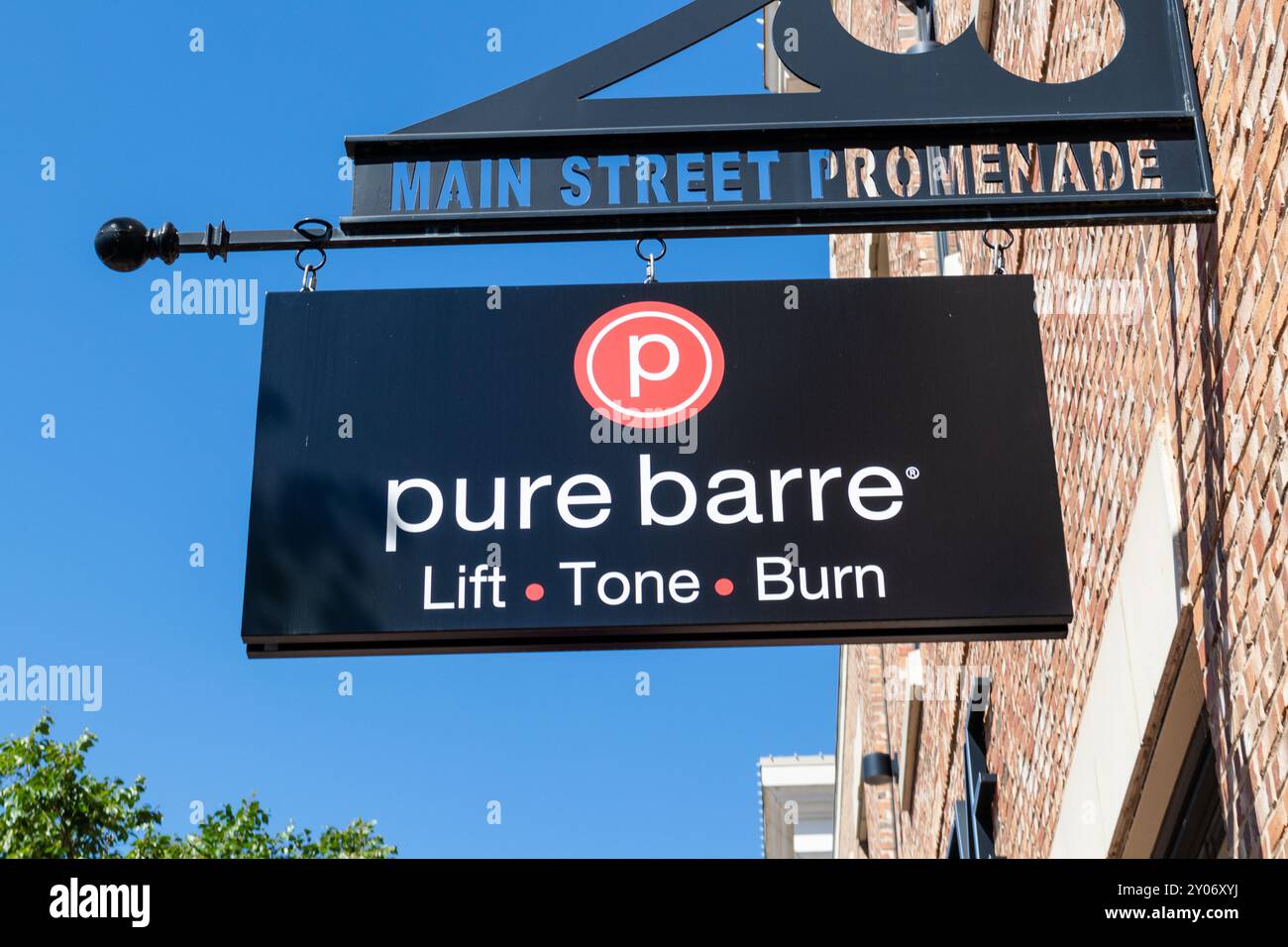 PURE Barre Schild an der Main Street Promenade in Downtown Naperville, IL USA Stockfoto