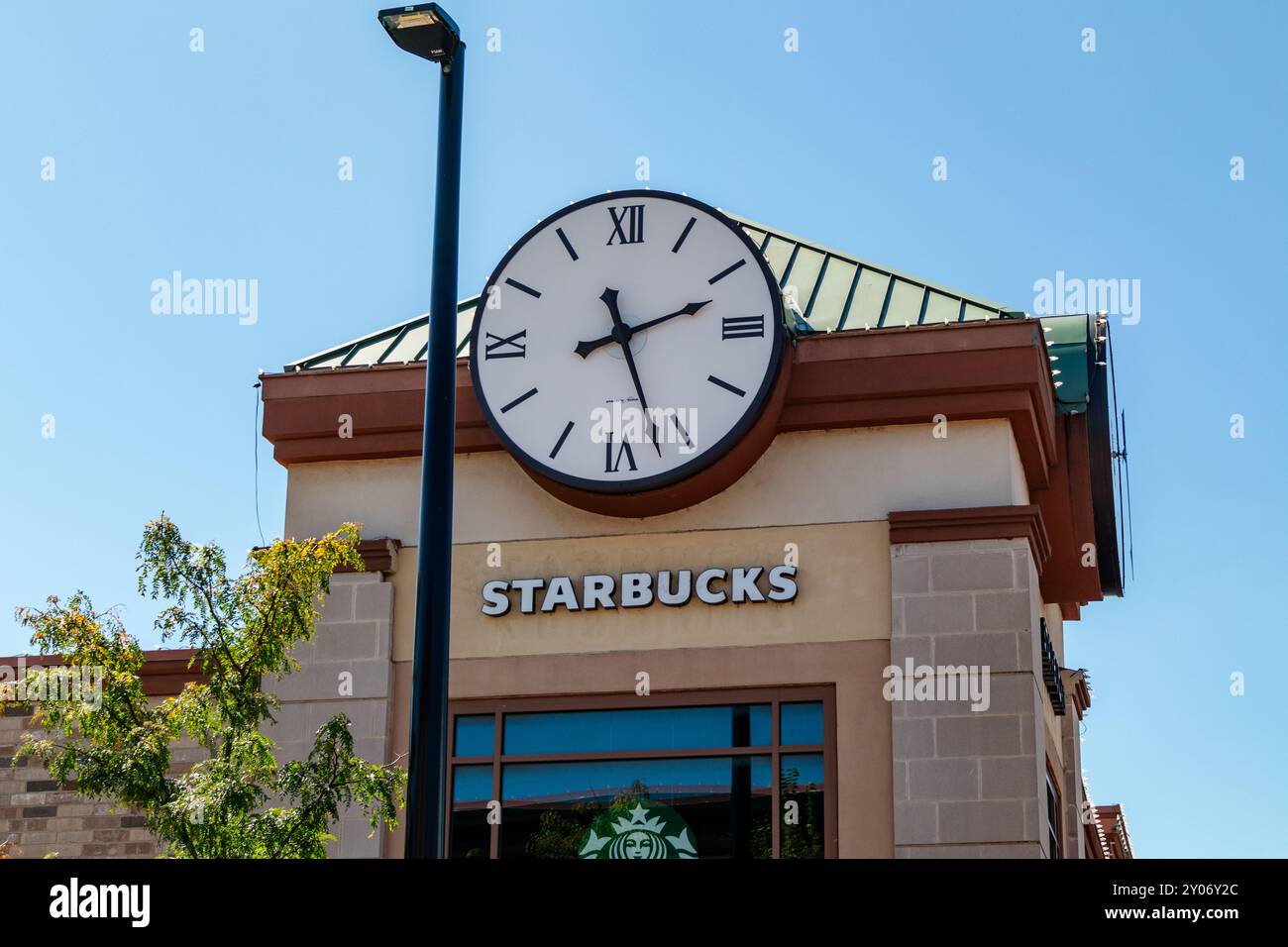 Starbucks Uhrenturm im Zentrum von Naperville, Illinois Stockfoto