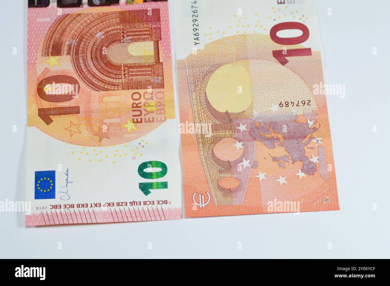 10-Euro-Banknote, die Währung der Europäischen Union mit römischer Architektur im romanischen Stil, Brücke, Sternen und europäischer Karte im Design, Euro Stockfoto