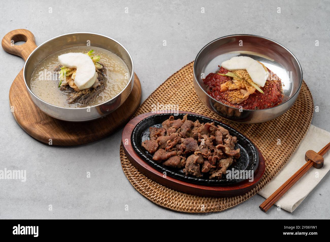 Koreanisches Essen, Pyongyang, Knödel, kalte Buchweizennudeln, Bibim, Kaesong, Holzkohlefeuer, gegrillt, scharf, Schweinefleisch, und Königsknödel Stockfoto