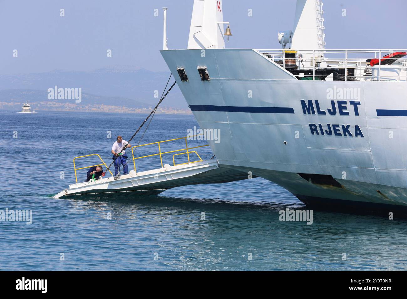 Supetar, Brac, 010924. Die Rampe auf die Fähre Mljet, die letzte Nacht zusammenbrach, als das Schiff am Fährhafen anlegte, ist immer noch auf das Meer abgesenkt. Foto: Jakov Prkic / CROPIX Copyright: XxJakovxPrkicx/xCROPIXx trajekt mljet1-010924 Stockfoto