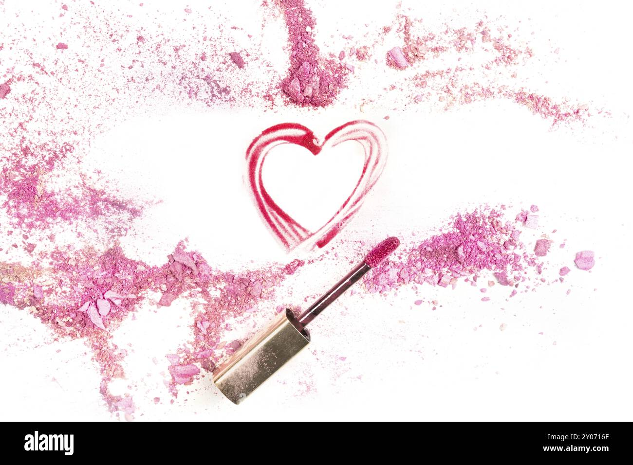 Ein Herz mit Lippe gezeichnet Glanz auf weißem Hintergrund mit rosa Lidschatten, geschossen von oben. 'Valentine Liebe Make-up'-Karte mit Kopie Raum Stockfoto