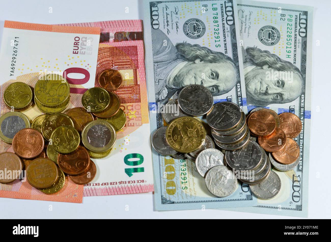 Hintergrund europäischer und amerikanischer Geldscheine und -Münzen, 100 US-Dollar, 10 Euros europäisches Bargeld mit Dollar, Euro-Münze, verschiedene Werte o Stockfoto Hintergrund europäischer und amerikanischer Geldscheine und -Münzen, 100 US-Dollar, 10 Euros europäisches Bargeld mit Dollar, Euro-Münze, verschiedene Werte o Stockfoto