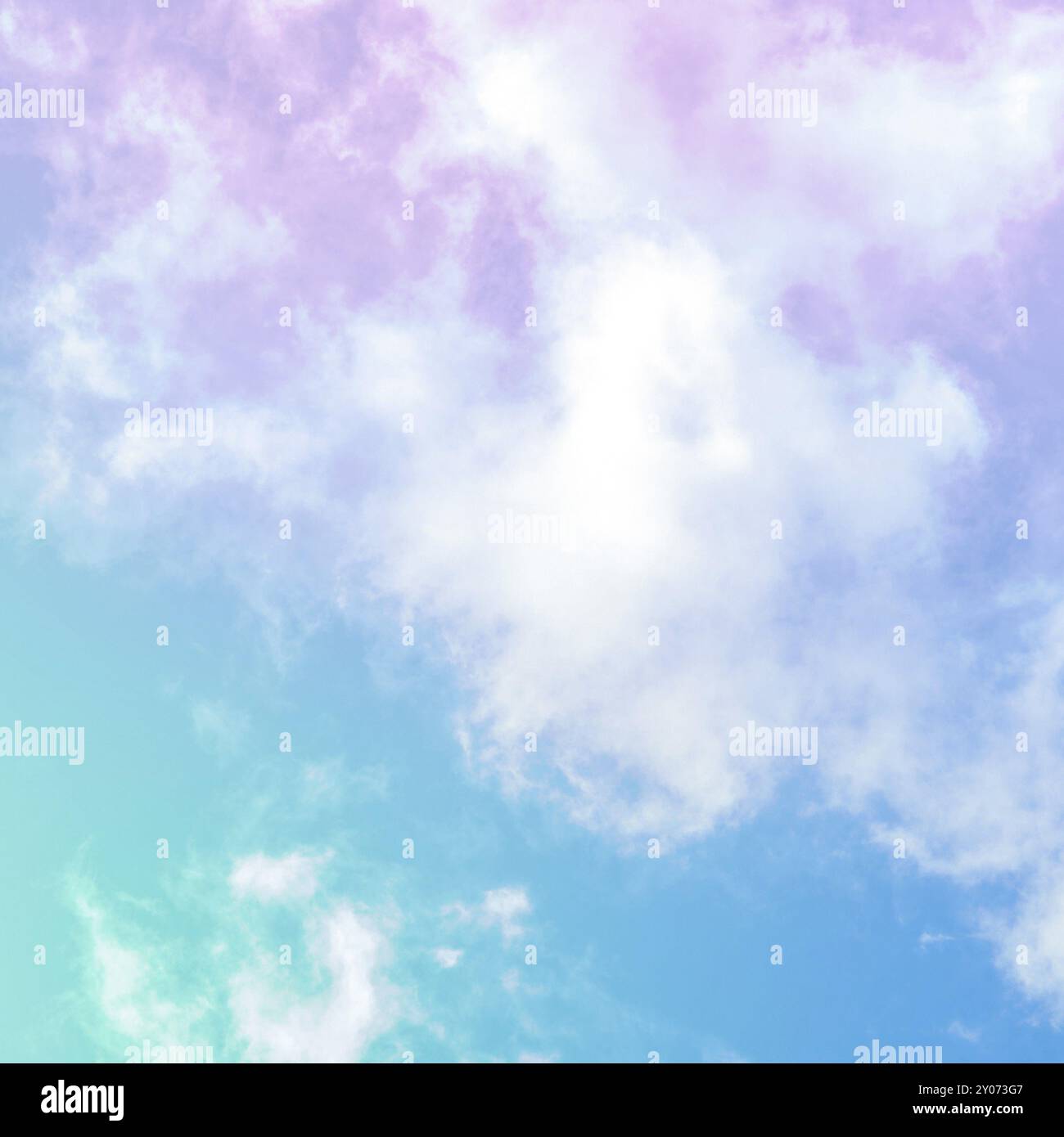 Teal blauen und violetten Himmel mit weißen Wolken, einer abstrakten Hintergrund mit einem Platz für Text, Bild Stockfoto