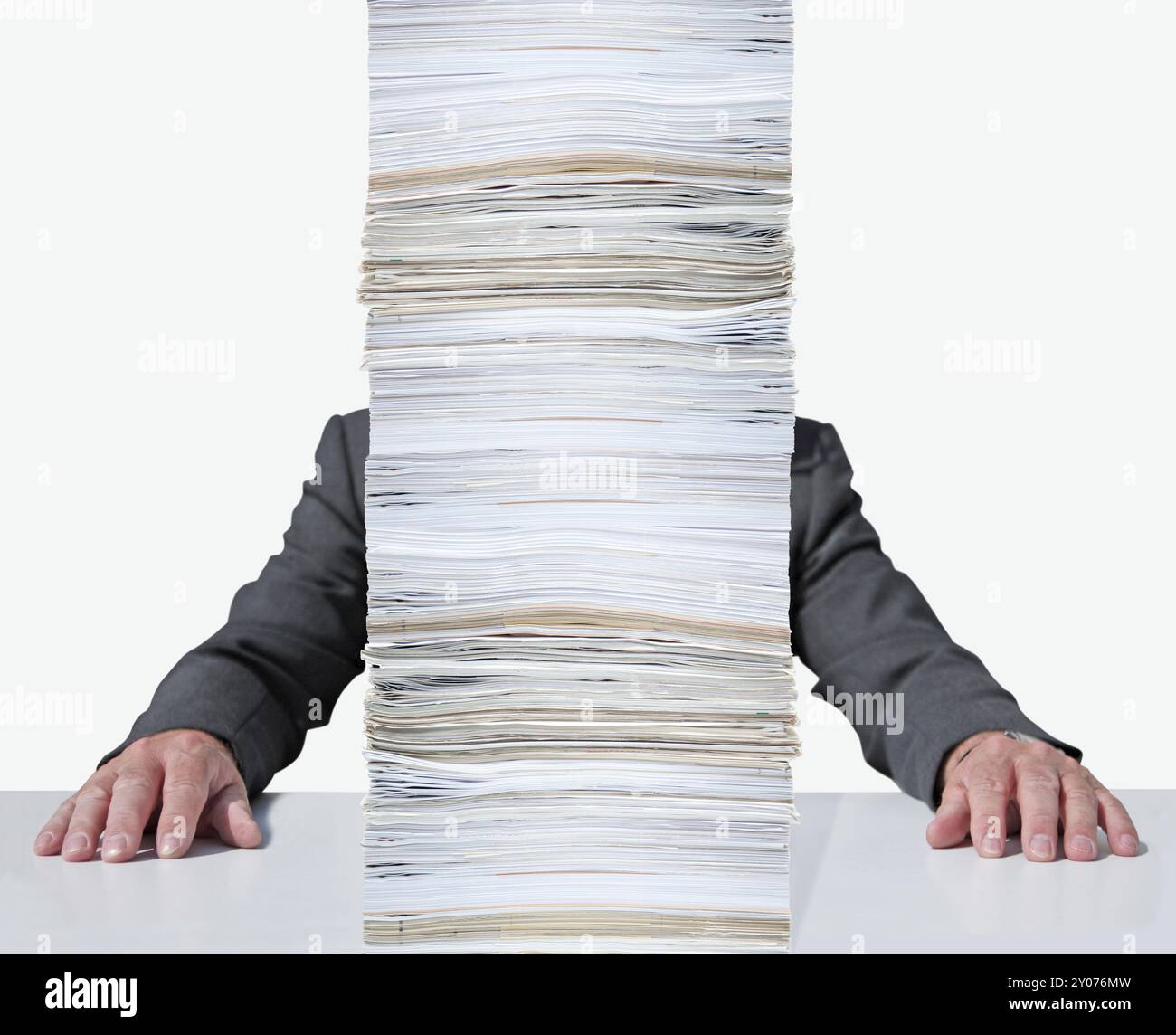 Mann vor seinem Schuldenberg Stockfoto