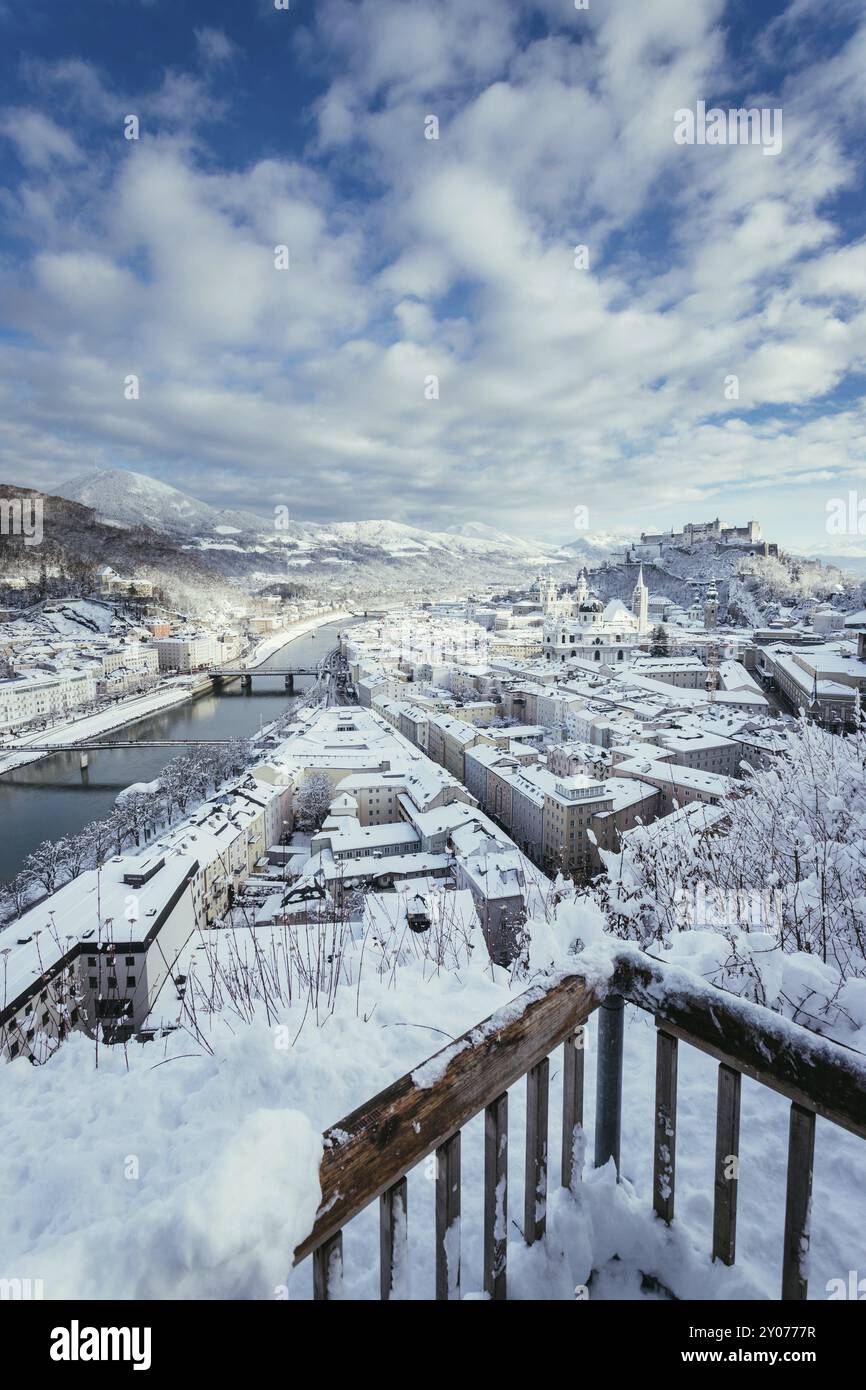 Aussichtspunkt, Salzburg im Winter: Verschneite Altstadt, Sonnenschein Stockfoto