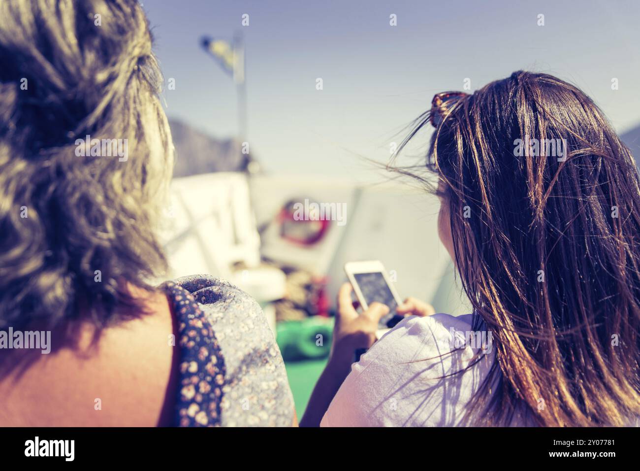 Touristen auf einer Bootstour. Blauer Himmel, weißer Schiffsbogen. Lago di garda, Italien, Europa Stockfoto