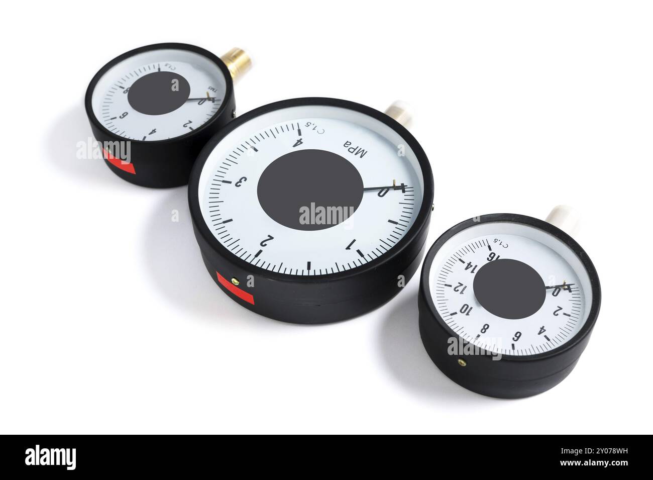 Der Drucksensor in der Rohrleitung ist ein Manometer. Drei Messgeräte unterschiedlicher Größe auf einem weiß isolierten Hintergrund Stockfoto