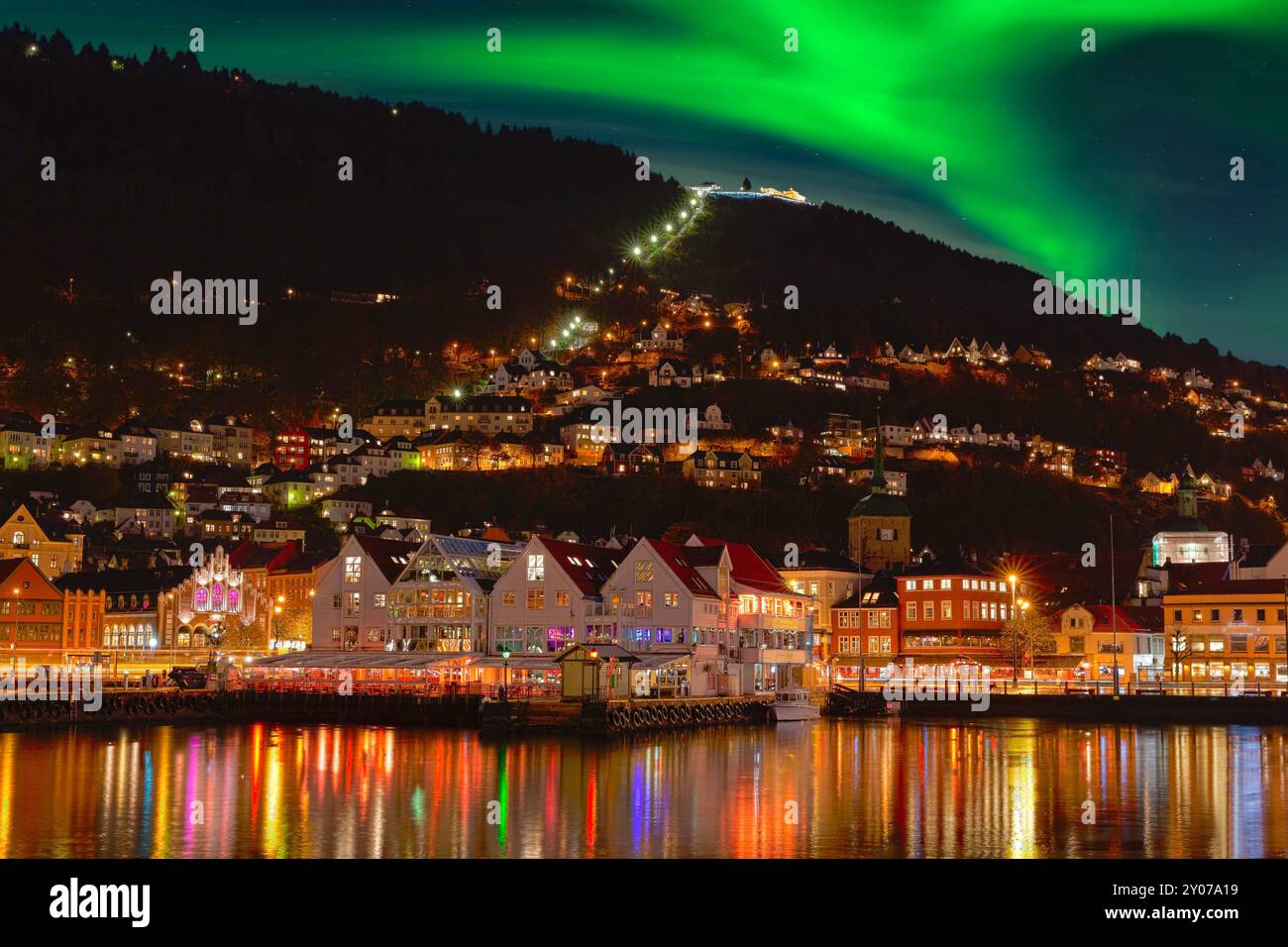 Bergen in den Nordlichtern mit Blick auf die Floibanen bei Nacht, Norwegen, Europa Stockfoto