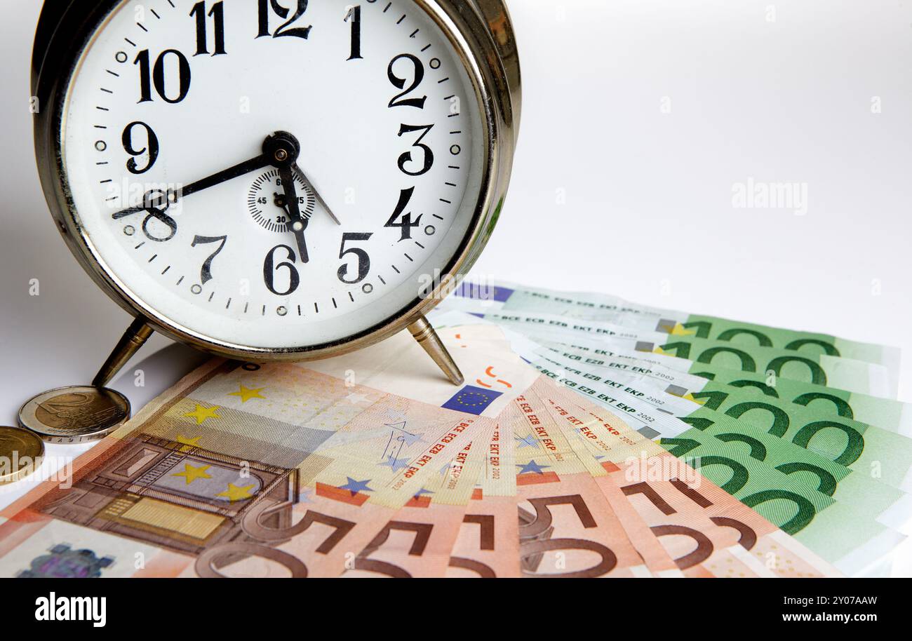 Euro-Scheine mit alter mechanischer Uhr, Zeit ist Geld Stockfoto