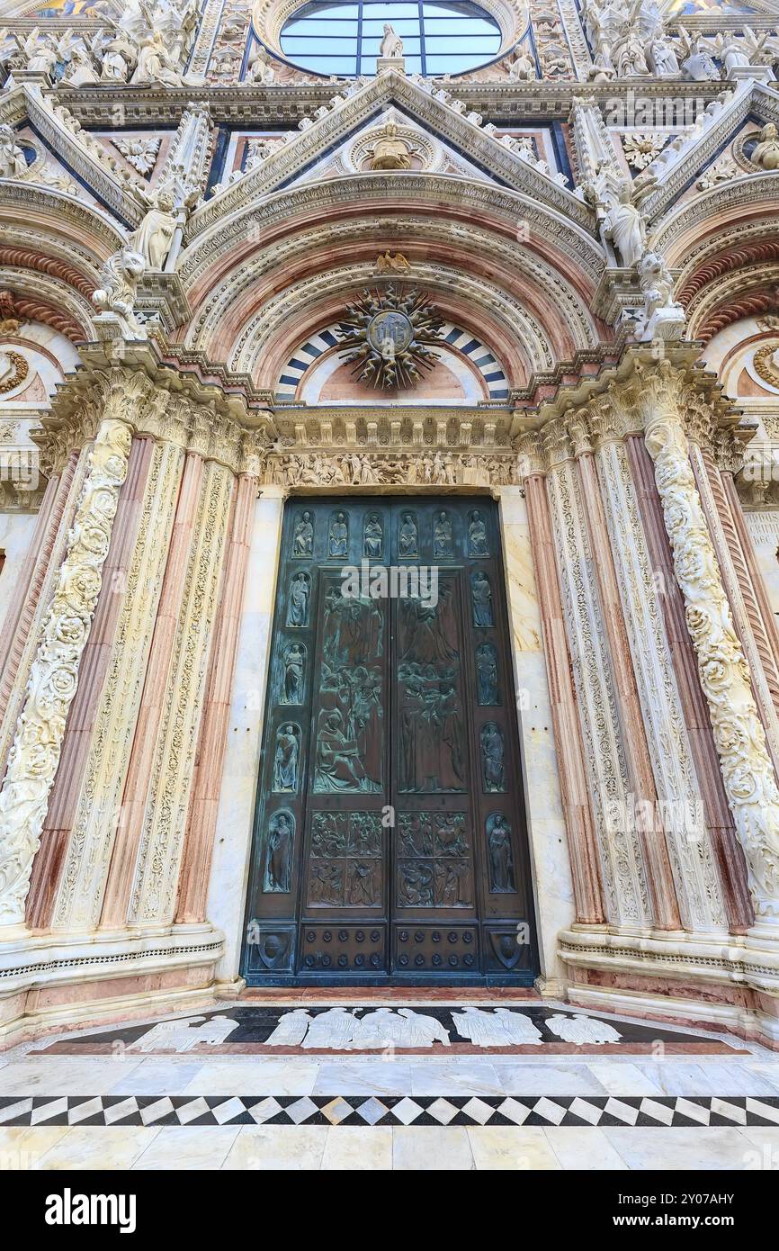 Siena, Italien Sehenswürdigkeiten Dom, Duomo di Siena Fassade Tür Detailansicht Stockfoto