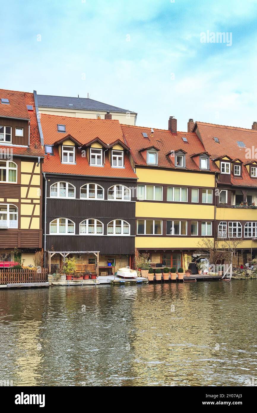 Blick auf das Stadtzentrum von Bamberg mit Fluss, farbenfrohen Fachwerkhäusern auf dem Wasser, Deutschland, Europa Stockfoto