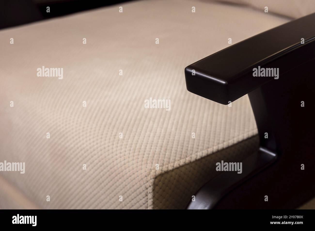 Nahaufnahme Griff Armlehne Textil beige Sofa. Neue Möbel. Geringe Schärfentiefe Stockfoto