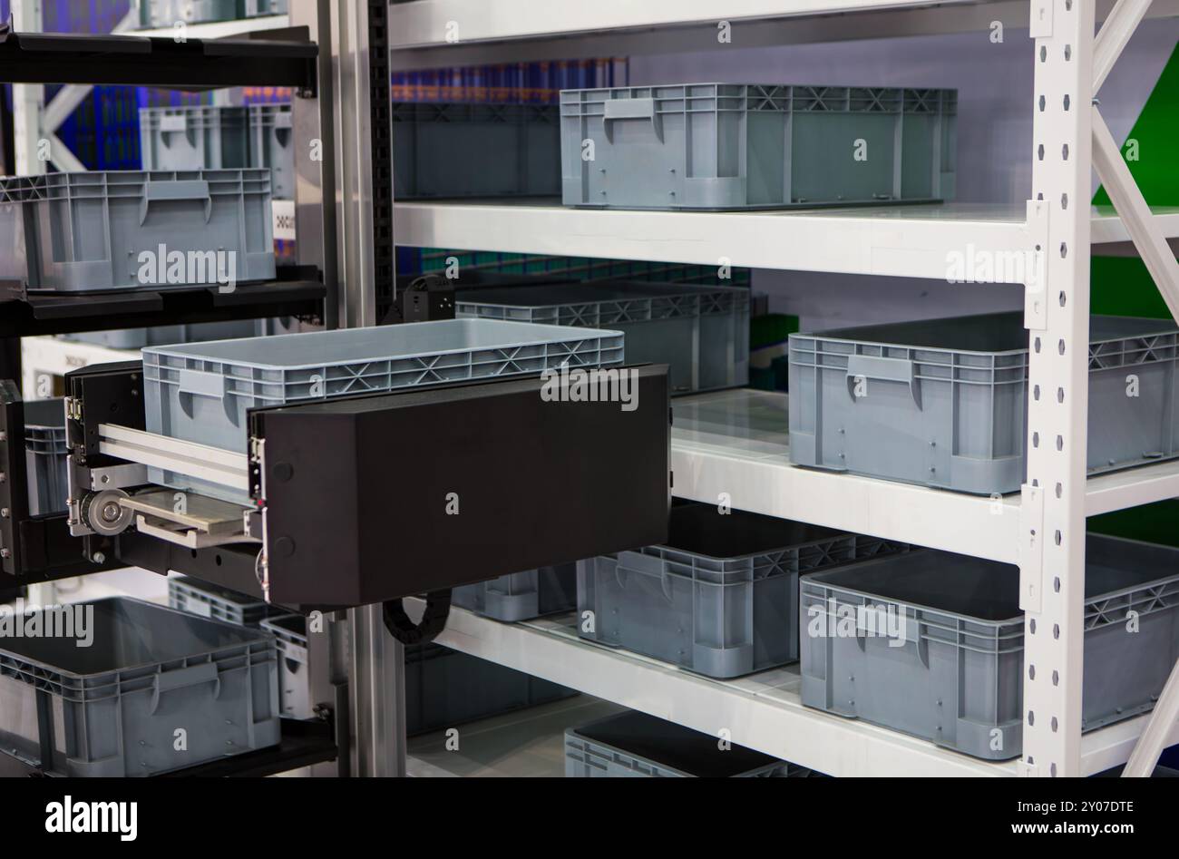 Vertikale Aufbewahrung Ergonomische Lösung. Automatisiertes Lager- und Abrufsystem. Modernes Industrielager. Stockfoto
