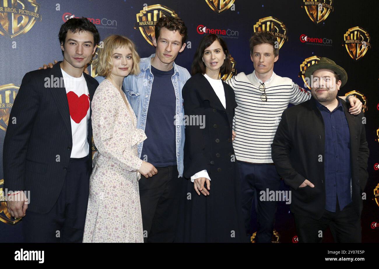 Ezra Miller, Alison Sudol, Callum Turner, Katherine Waterston, Eddie Redmayne und Dan Fogler auf der CinemaCon 2018, Warner Bros Bilder „The Big Pic Stockfoto