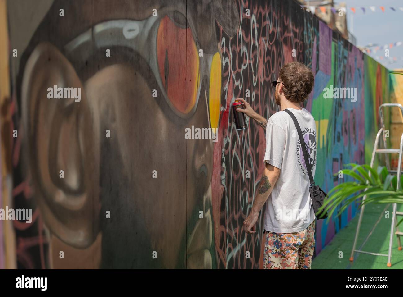 Southend on Sea, Großbritannien. Oktober 2024. Die Künstler beenden ihre Arbeit am letzten Tag des Southend City Jam 2024 Urban Street Arts Festivals. Mehr als 200 Künstler aus aller Welt treffen sich auf Southend für das Wochenende mit farbenfroher Kunst. Sie produzieren wunderbare Arbeiten an Wänden, Plakatwänden und den Seiten von Gebäuden. Penelope Barritt/Alamy Live News Stockfoto