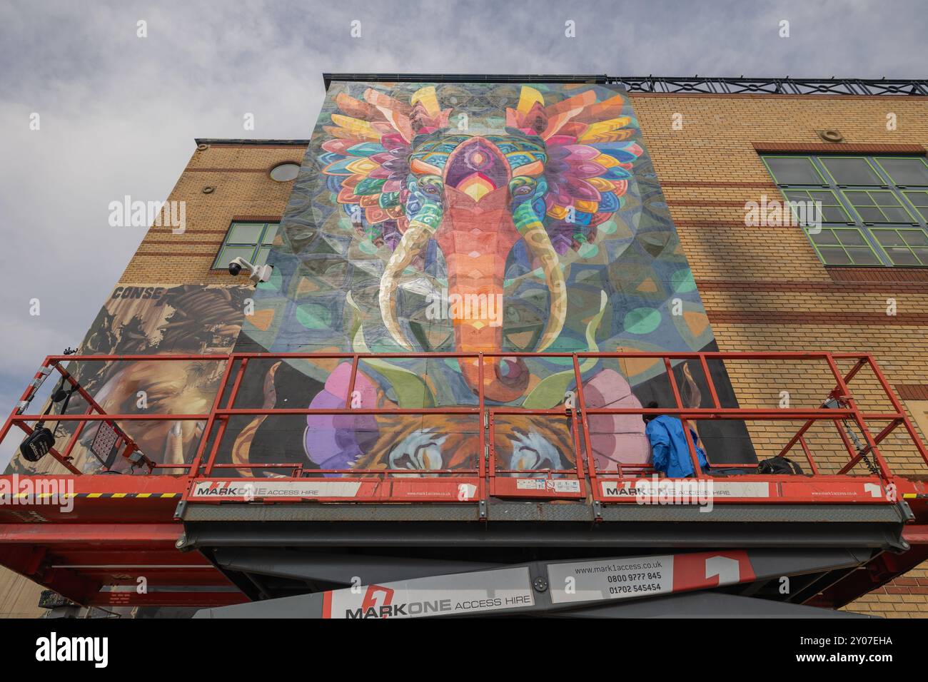 Southend on Sea, Großbritannien. Oktober 2024. Die Künstler beenden ihre Arbeit am letzten Tag des Southend City Jam 2024 Urban Street Arts Festivals. Mehr als 200 Künstler aus aller Welt treffen sich auf Southend für das Wochenende mit farbenfroher Kunst. Sie produzieren wunderbare Arbeiten an Wänden, Plakatwänden und den Seiten von Gebäuden. Penelope Barritt/Alamy Live News Stockfoto