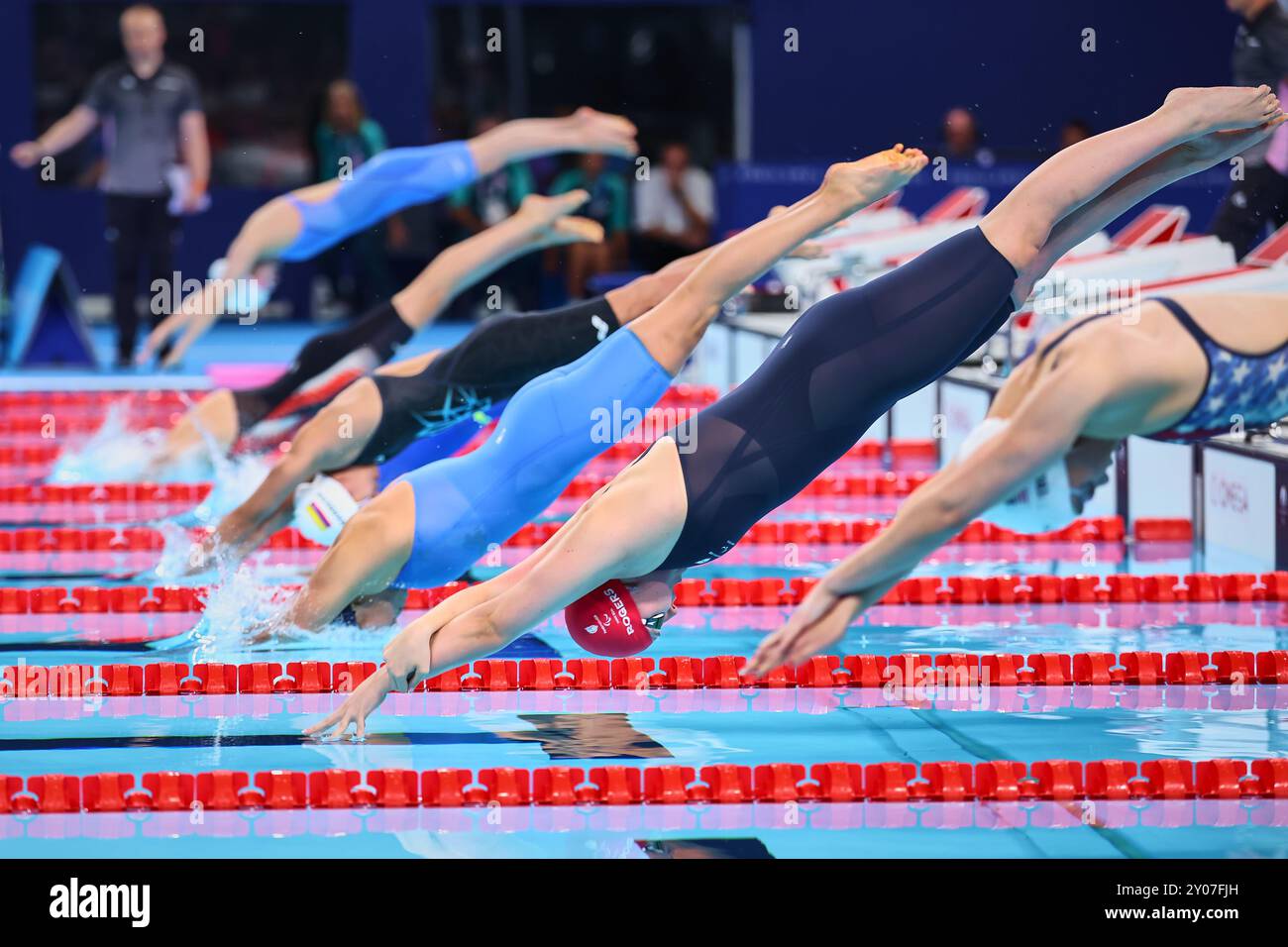 Paris, Paris, Frankreich. September 2024. PARIS, FRANKREICH - 1. SEPTEMBER: Eindrücke, Athleten, Schwimmer springen in den Pool während des Paralympischen Schwimmwettbewerbs - Paris 2024 Sommer Paralympische Spiele in der Paris La Defense Arena am 1. September 2024 in Paris, Frankreich. (Kreditbild: © Mathias Schulz/ZUMA Press Wire) NUR REDAKTIONELLE VERWENDUNG! Nicht für kommerzielle ZWECKE! Quelle: ZUMA Press, Inc./Alamy Live News Stockfoto