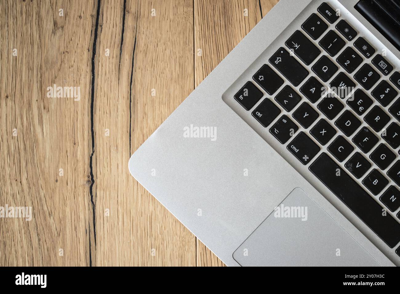 Schließen Sie einen Laptop Tastatur auf einem rustikalen Holzmöbeln, Schreibtisch Stockfoto