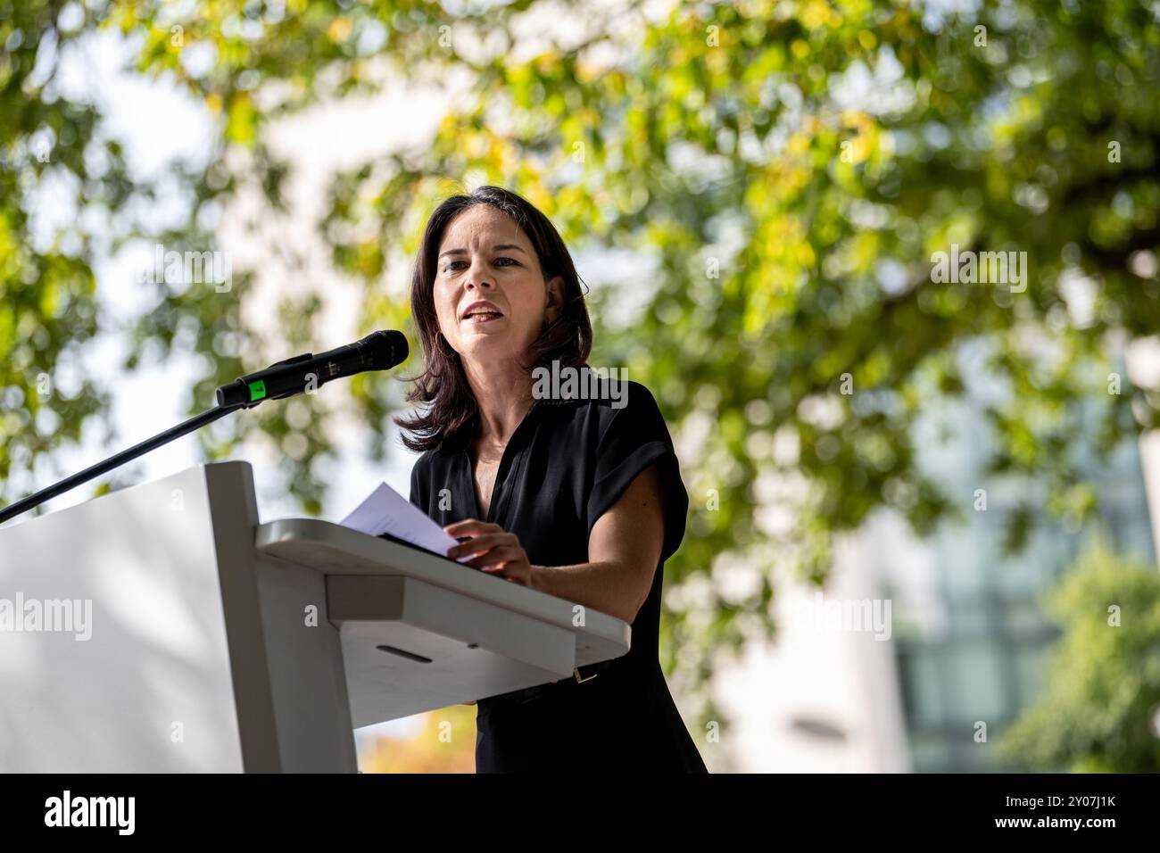 Berlin, Deutschland. September 2024. Annalena Baerbock (Bündnis 90/die Grünen), Außenministerin, spricht anlässlich der Gedenkveranstaltung in der ehemaligen Oper Kroll zum 85. Jahrestag der deutschen Invasion in Polen und des Beginns des Zweiten Weltkriegs. Quelle: Fabian Sommer/dpa/Alamy Live News Stockfoto