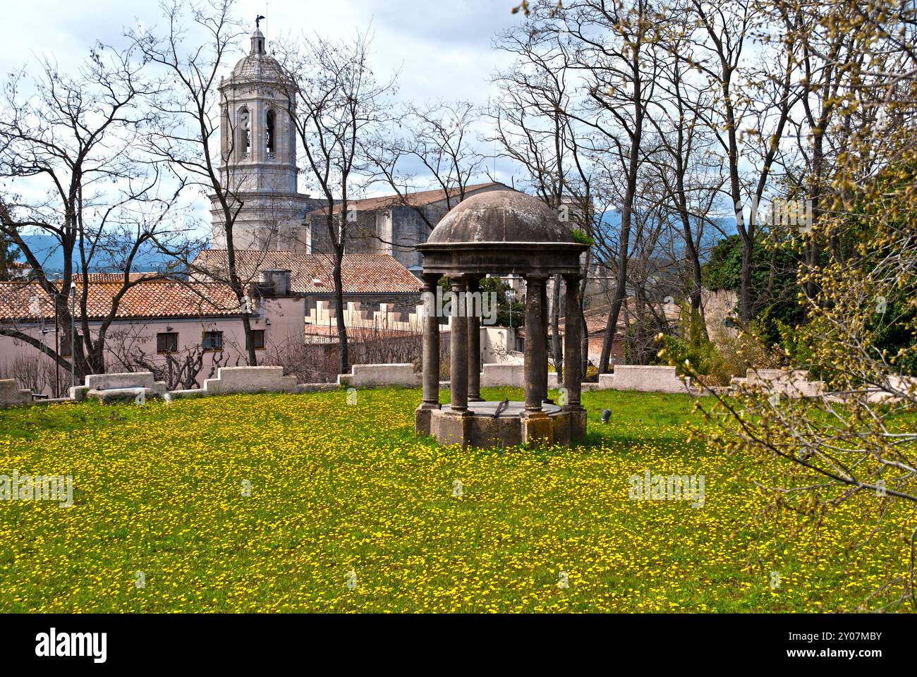 Blick auf die Gironella-Gärten in Girona, Spanien, die friedliche Atmosphäre, das Grün und den historischen Charme dieses ruhigen Stadtparks einfangen. Stockfoto