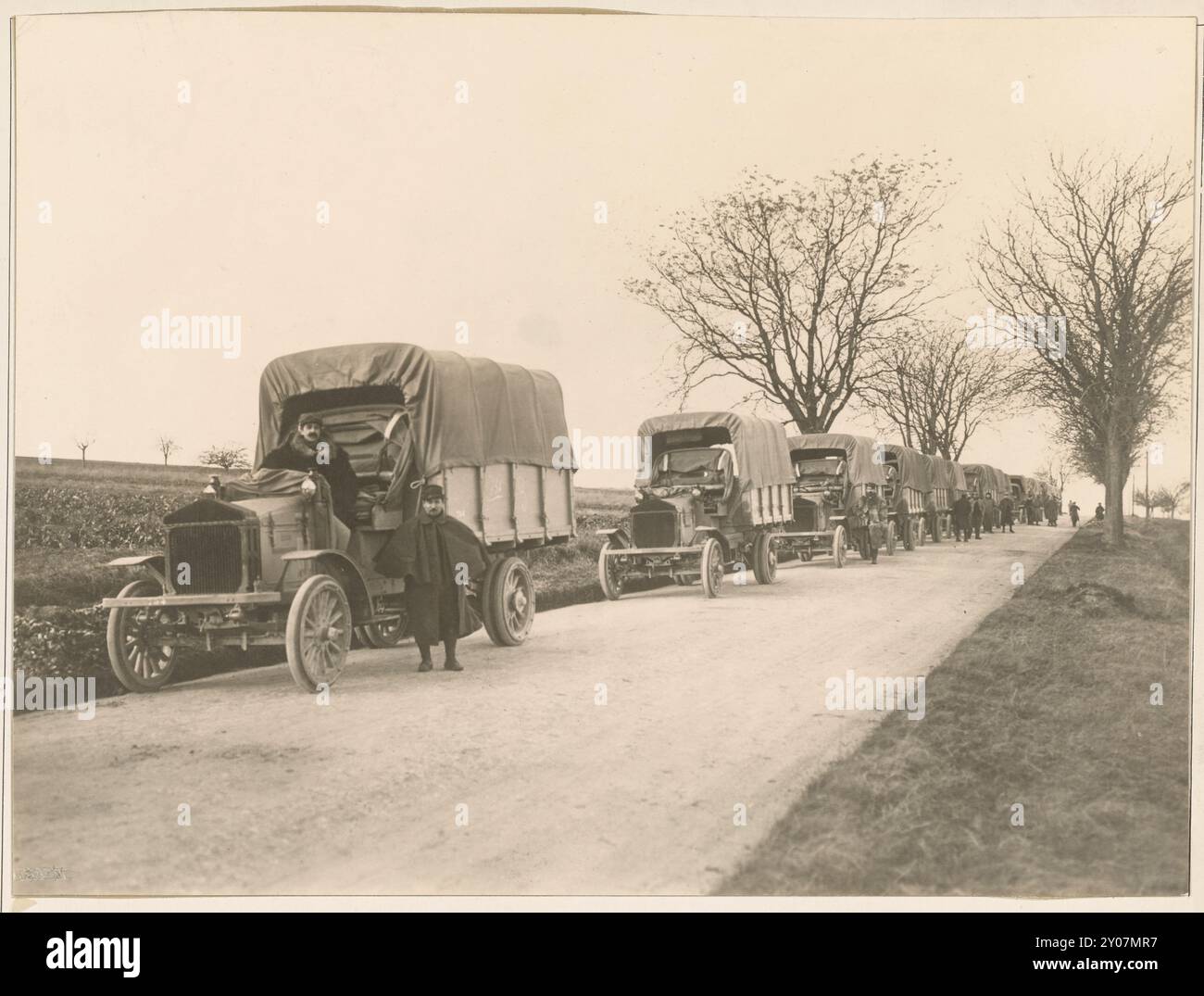 Konvoi von Pierce Arrow Trucks in Frankreich. 1918é Vintage World war ein amerikanisches Foto, Stockfoto