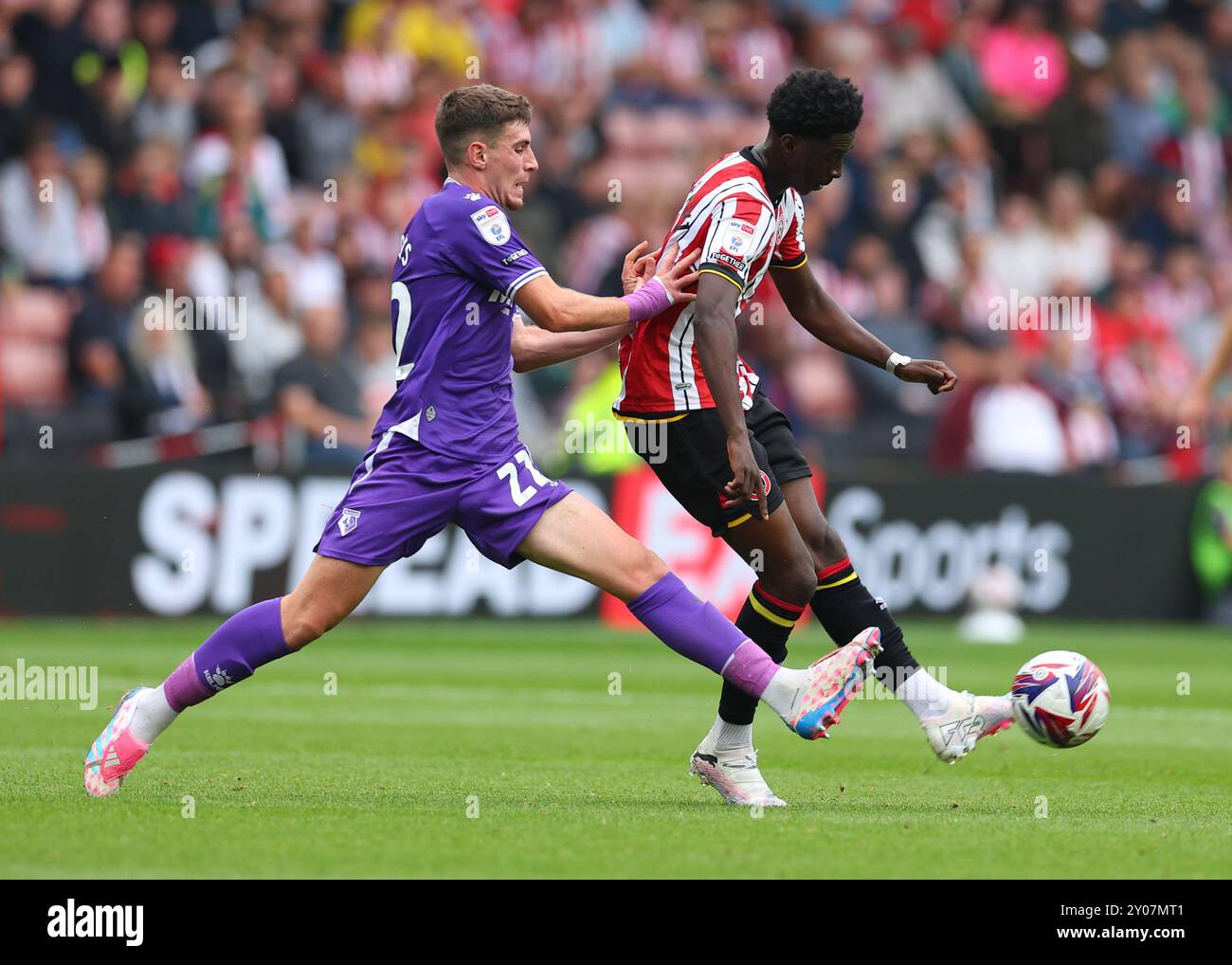 Sheffield, Großbritannien. September 2024. Jesurun Rak-Sakyi von Sheffield United tussels mit James Morris aus Watford während des Sky Bet Championship Matches in der Bramall Lane, Sheffield. Der Bildnachweis sollte lauten: Simon Bellis/Sportimage Credit: Sportimage Ltd/Alamy Live News Stockfoto