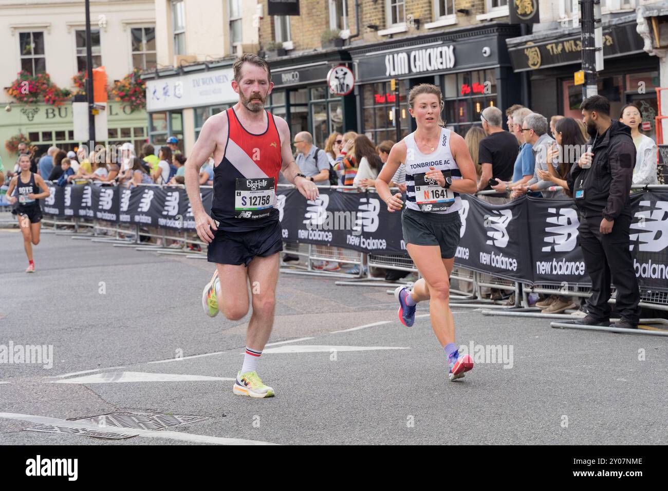 London, UK, 1. September 2024: Die Läuferzahlen S12758 und N1641 erreichten die letzten 100 Meter beim Big Half London Marathon 2024, der vom London Marathon organisiert wurde. Der 13,1 km lange Kurs führt durch London von der Tower Bridge zum berühmten Cutty Sark in London Greenwich England, Großbritannien. Quelle: Glosszoom/Alamy Live News Stockfoto