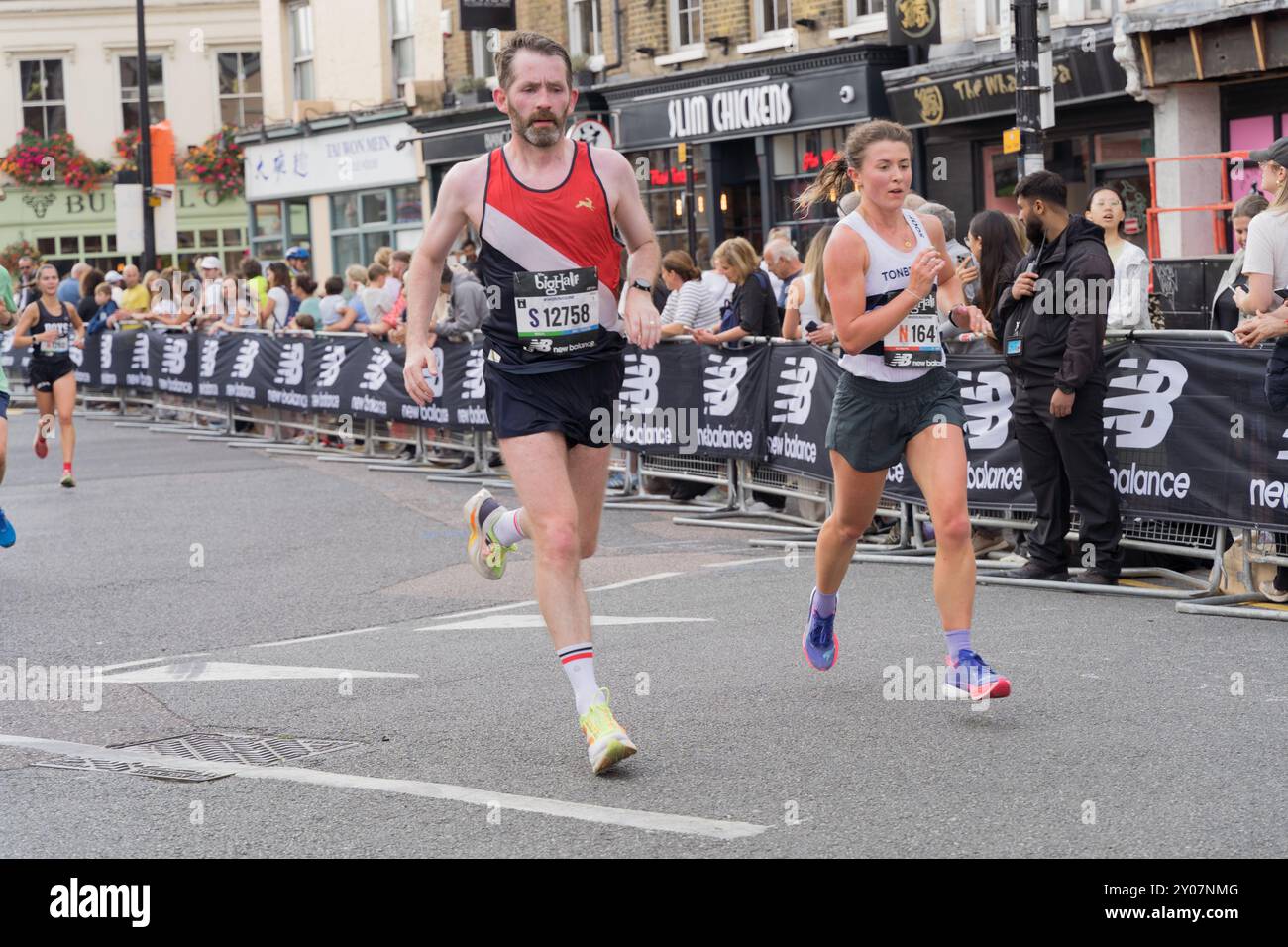 London, UK, 1. September 2024: Die Läuferzahlen S12758 und N1641 erreichten die letzten 100 Meter beim Big Half London Marathon 2024, der vom London Marathon organisiert wurde. Der 13,1 km lange Kurs führt durch London von der Tower Bridge zum berühmten Cutty Sark in London Greenwich England, Großbritannien. Quelle: Glosszoom/Alamy Live News Stockfoto