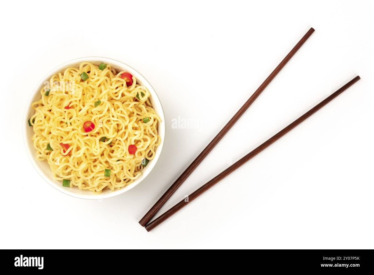 Soba Nudeln auf weißem Hintergrund mit rotem Paprika und Frühlingszwiebeln, Schuß von oben mit Stäbchen und einen Platz für Text Stockfoto