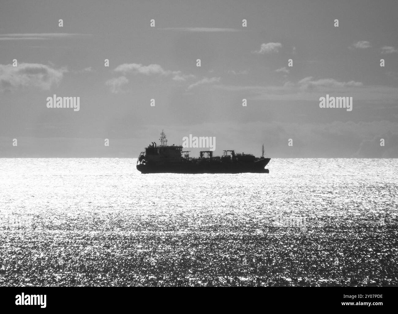 Das Transportschiff für chemische Erzeugnisse liegt vor dem Hafen von Barcelona vor Anker. Oktober 2023 Stockfoto