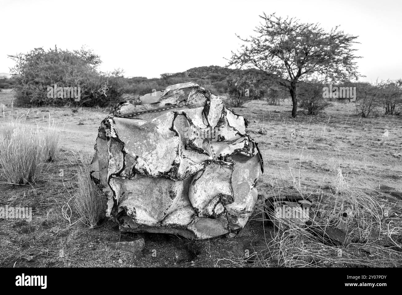 Diese galvanisierte Metallkugel wurde im Marmor-Bergbau verwendet. Er wurde zu einem Riss gezwungen, flach, und dann mit Druckluft in die Luft gesprengt, wodurch der Riss vergrößert wurde Stockfoto