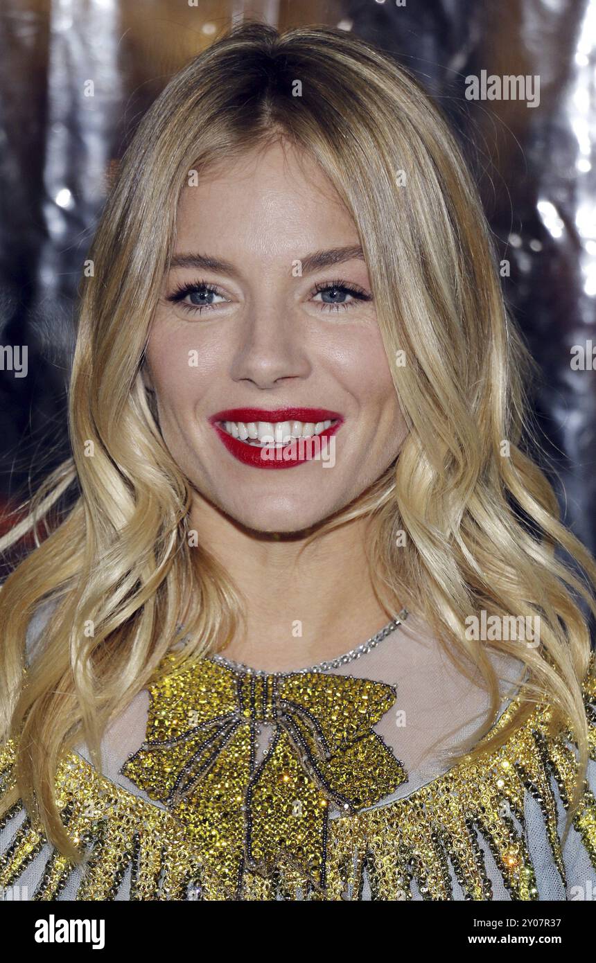 Sienna Miller bei der Premiere von „Live by Night“ in Los Angeles am 9. Januar 2017 im TCL Chinese Theatre in Hollywood, USA Stockfoto