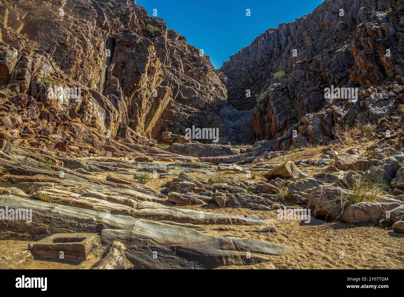 Klippen entlang eines trockenen Wasserfalls, der in einem der ephemeren Flussbetten Namibias fällt. Stockfoto