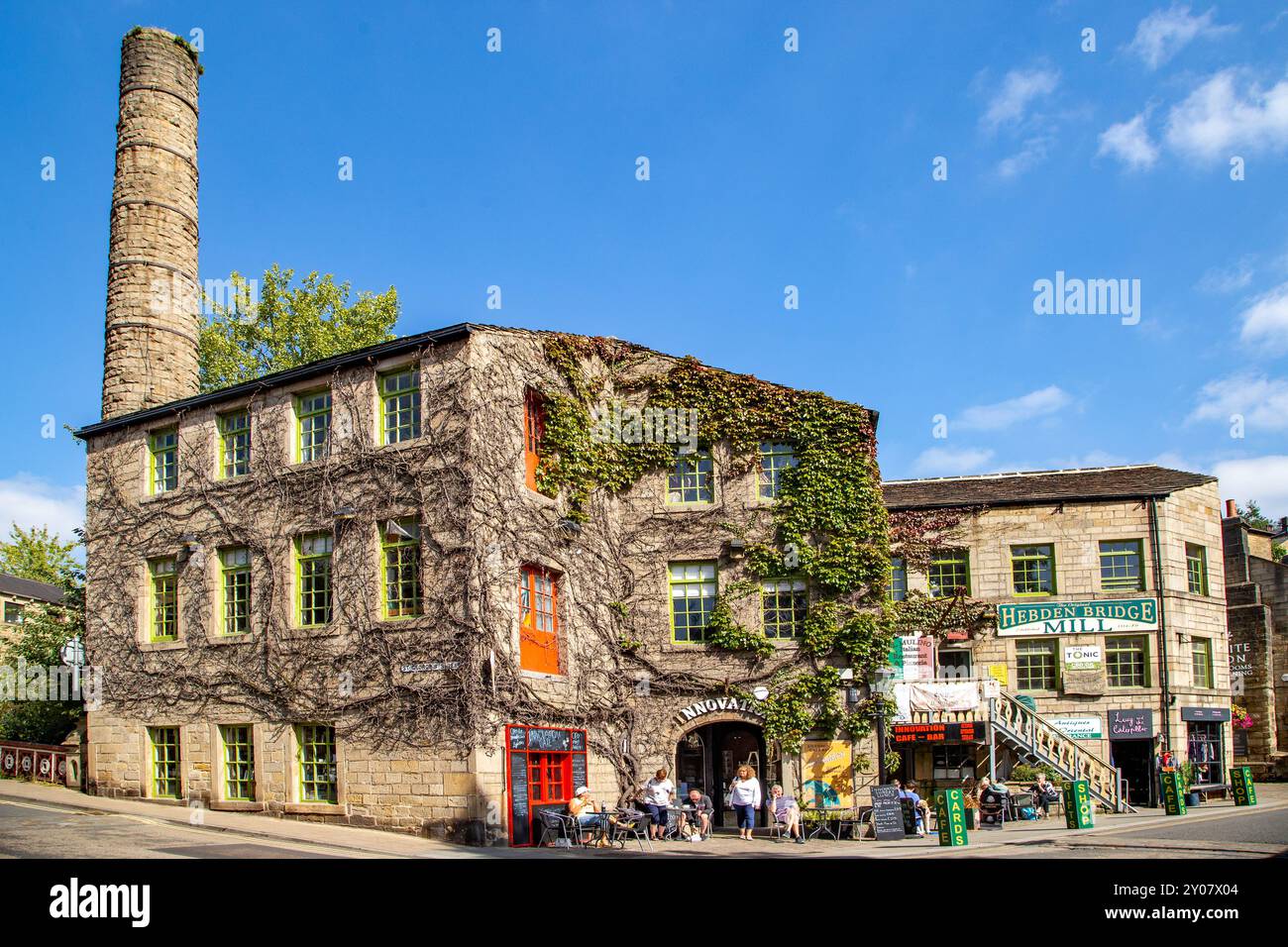 Die ehemalige Hebden Bridge Mill ist heute ein Café und Einzelhandelsgeschäfte an der Ecke St George Street und Bridge Gate in West Yorkshire Stockfoto