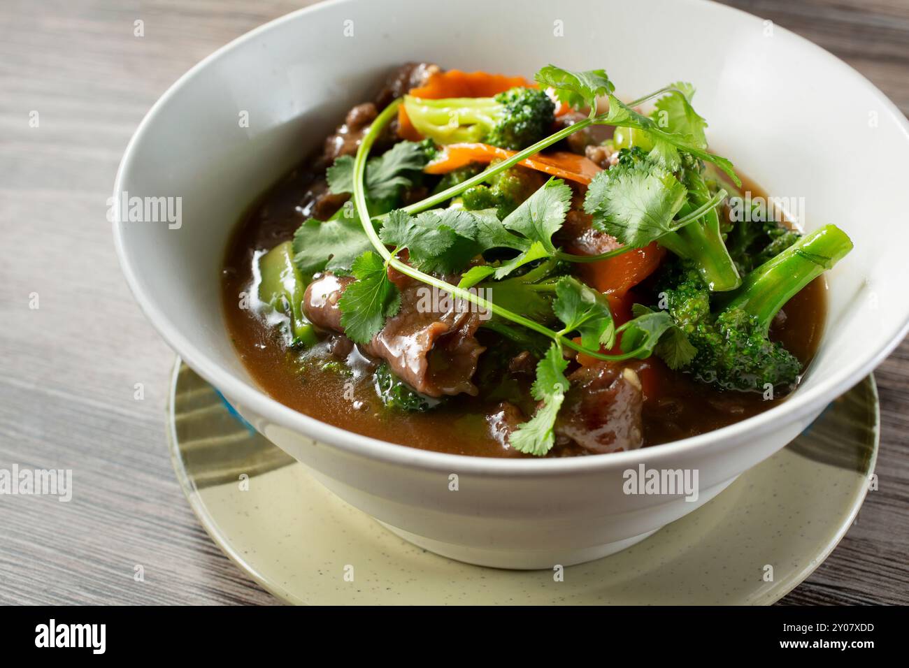 Ein Blick auf eine Schüssel mit Rinderbrokkoli. Stockfoto