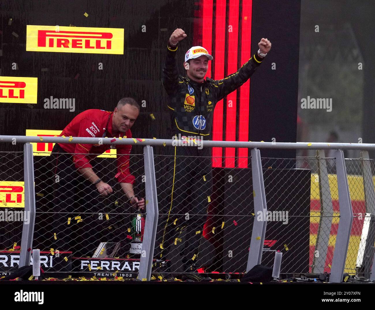 Monza, Italien. September 2024. Motorsport: Formel-1-Weltmeisterschaft, großer Preis von Italien, Rennpodium: Gewinner Charles Leclerc aus Monaco des Teams Scuderia Ferrari feiert. Quelle: Hasan Bratic/dpa/Alamy Live News Stockfoto