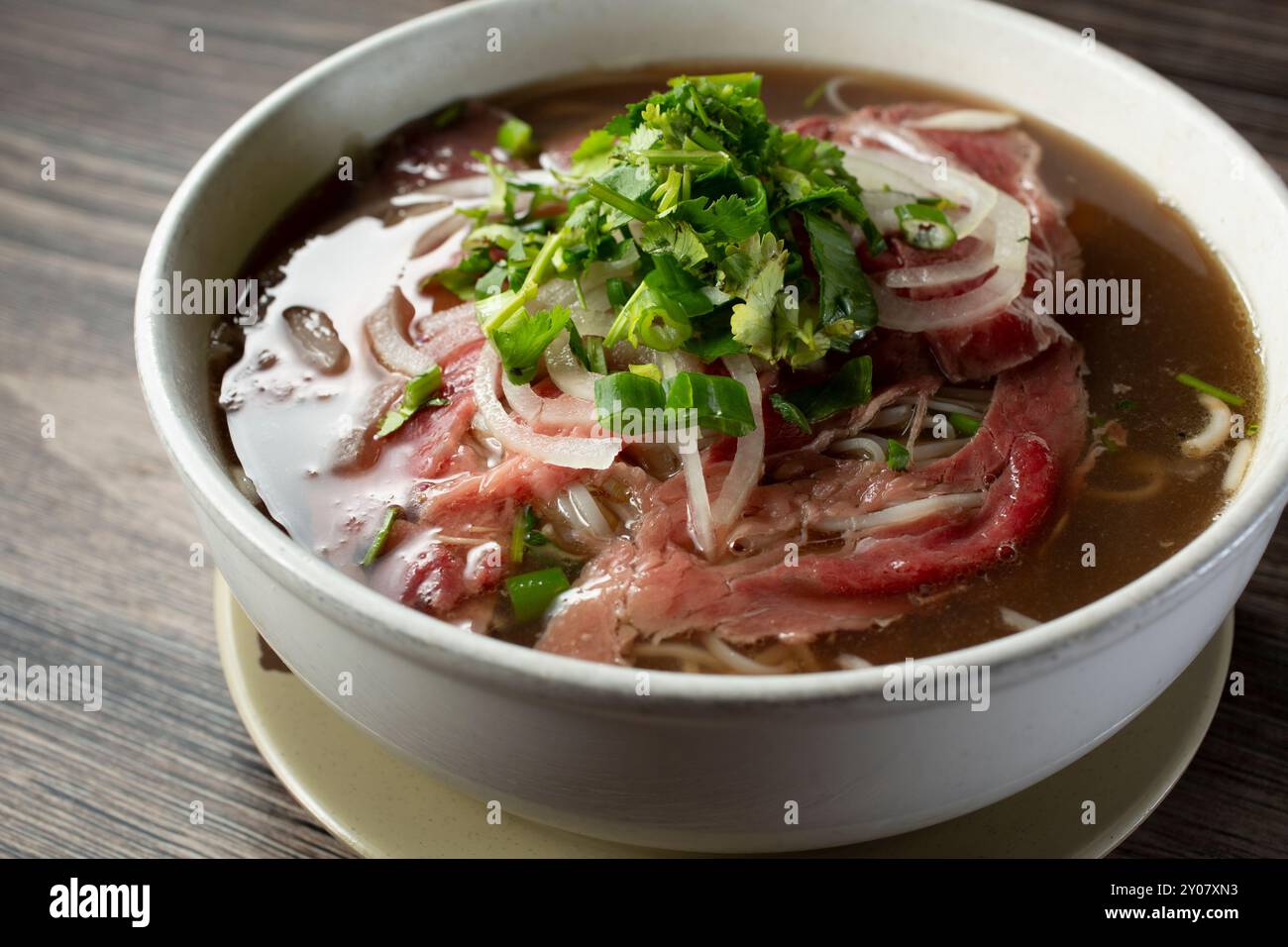 Eine Nahaufnahme einer Schüssel mit seltenem Wagyu Beef Pho. Stockfoto