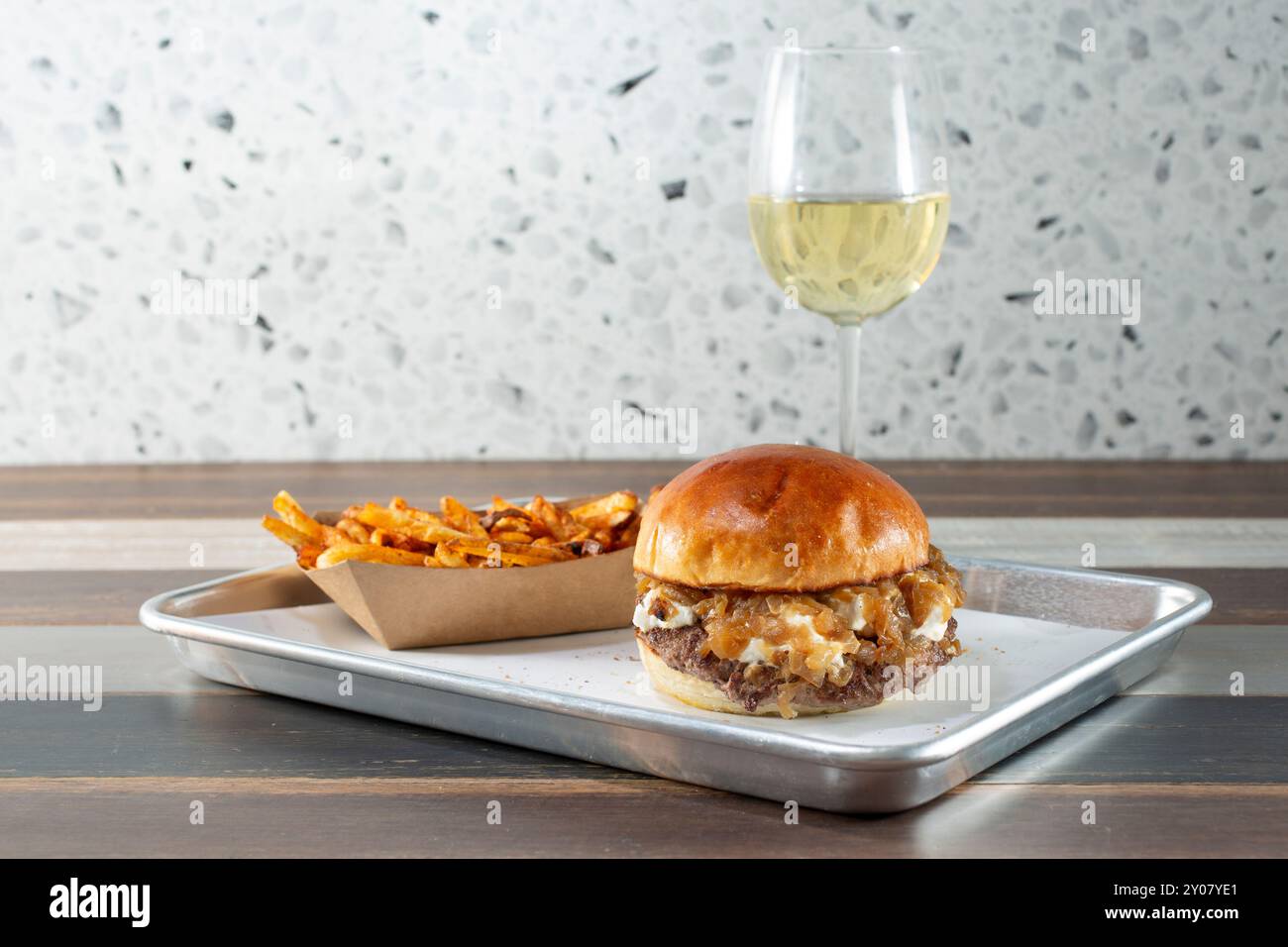 Blick auf einen Bisonburger mit Ziegenkäse-Mahlzeit. Stockfoto