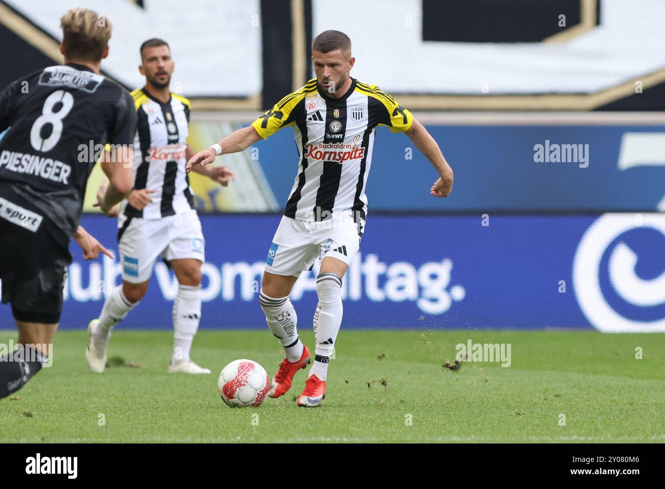 Linz, Österreich. September 2024. LINZ, ÖSTERREICH - 1. SEPTEMBER: Valon Berisha von LASK während des Admiral-Bundesliga-Spiels zwischen LASK und RZ Wolfsberger AC in der Raiffeisen Arena am 1. September 2024 in Linz, Österreich .240901 SEPA 07 019 - 20240901 PD11396 Credit: APA-PictureDesk/Alamy Live News Stockfoto