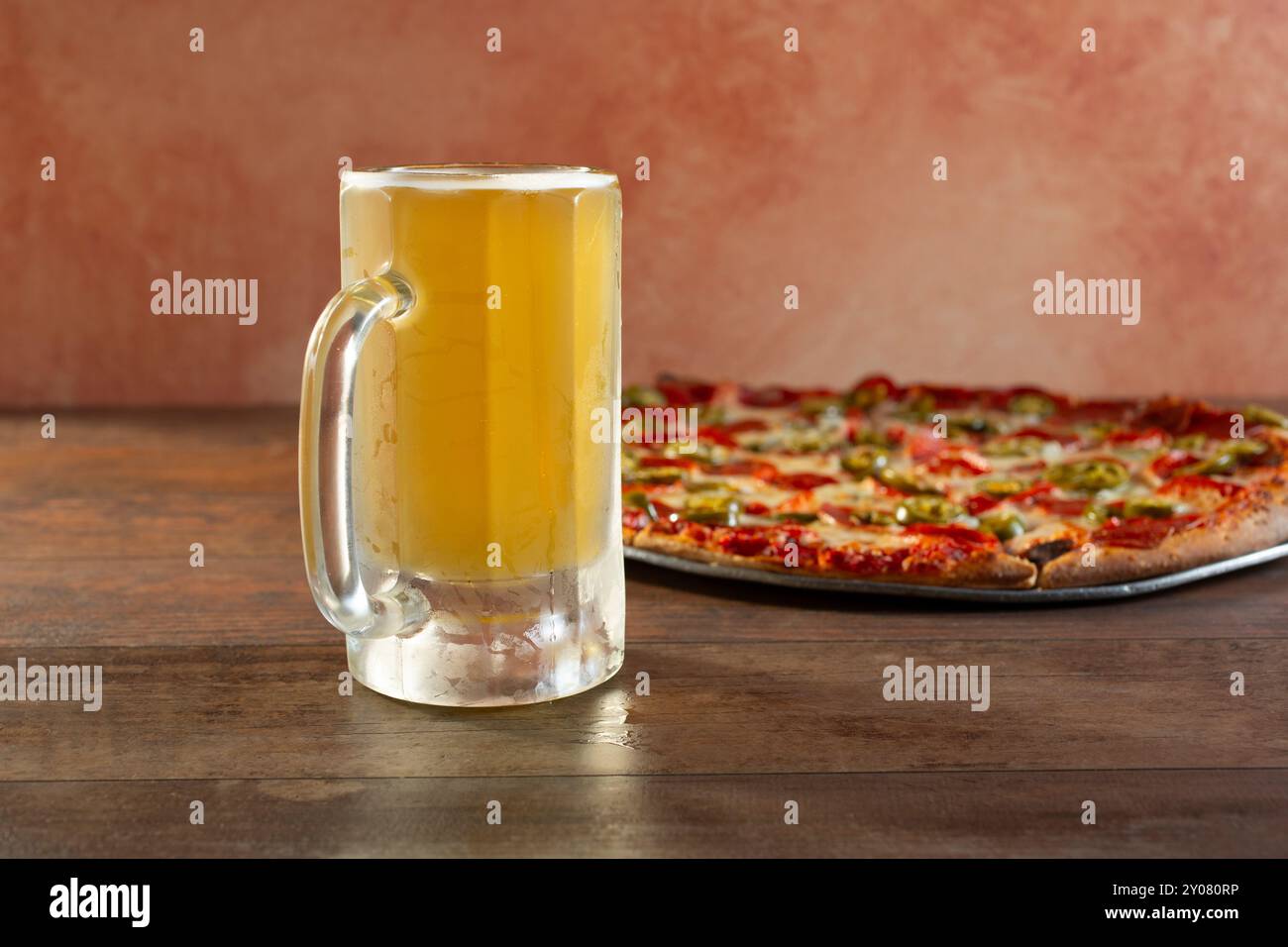 Blick auf eine Tasse Bier und eine Pizza. Stockfoto