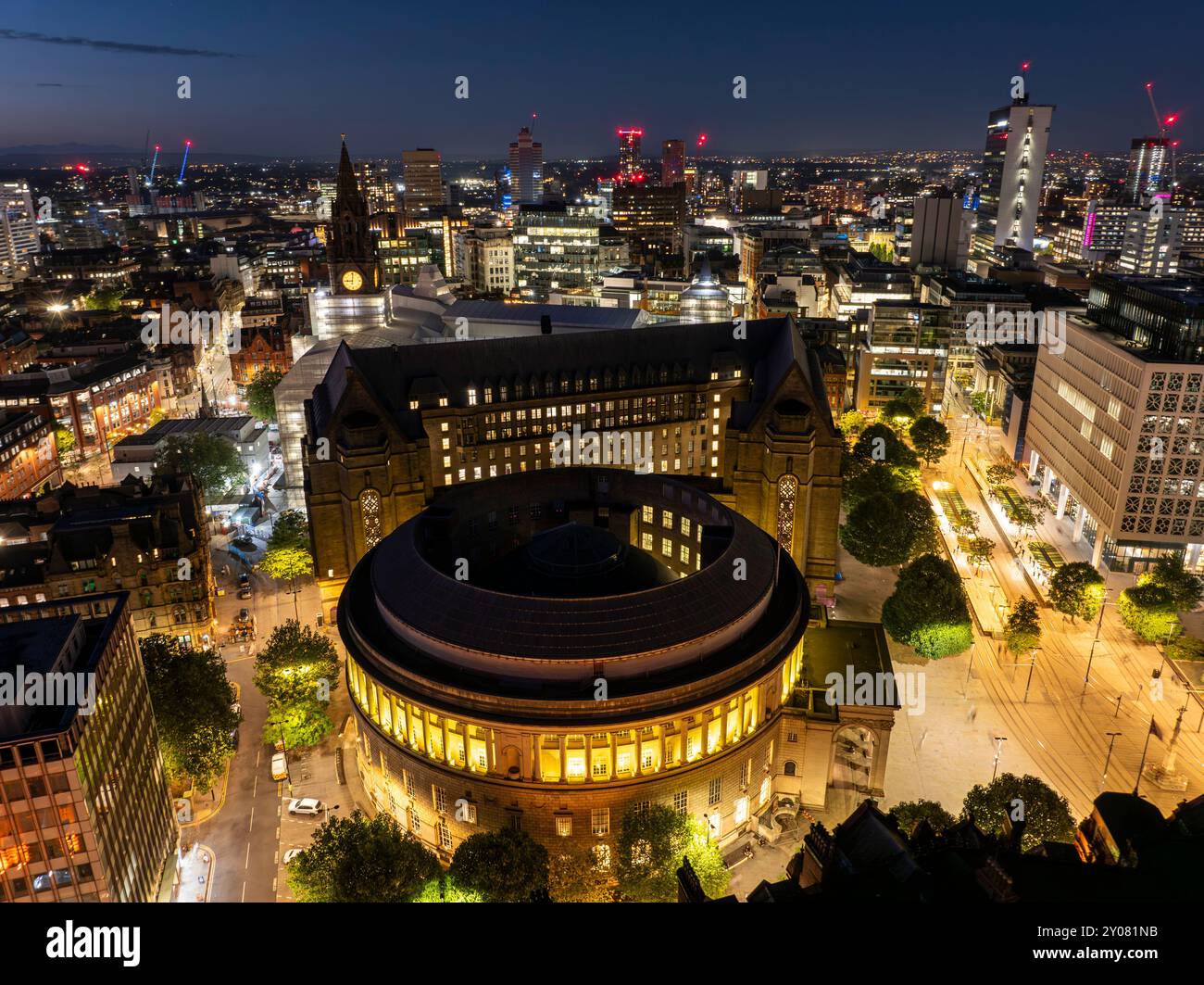 Luftbild des St. Peter's Square und der öffentlichen Bibliothek in Manchester bei Nacht Stockfoto