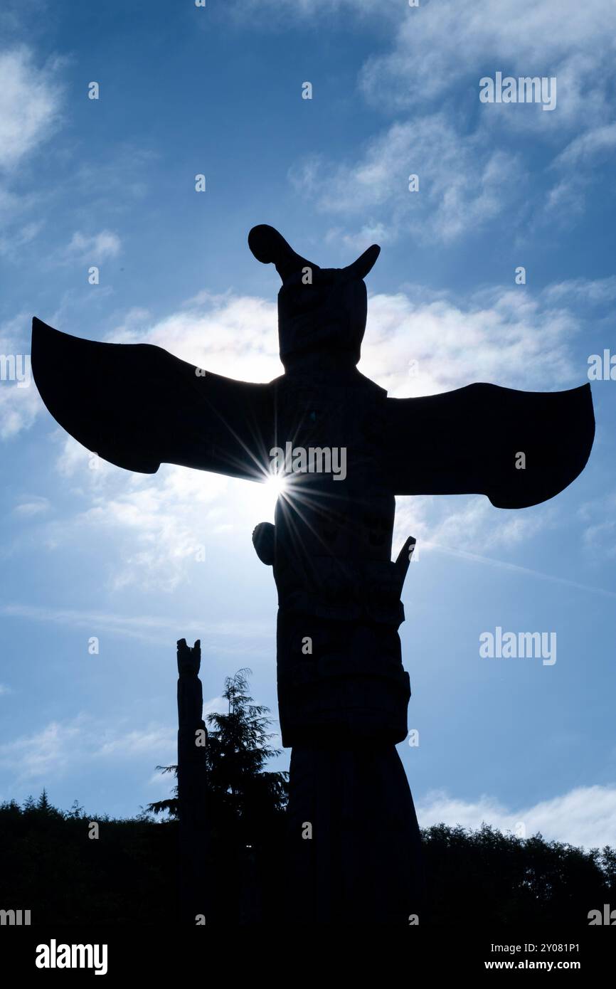 Kanada, BC, vor der Nordküste von Vancouver Island. Cormorant Island, Alert Bay. Namgis Grabstätten, Totempfahl Silhouette. Stockfoto