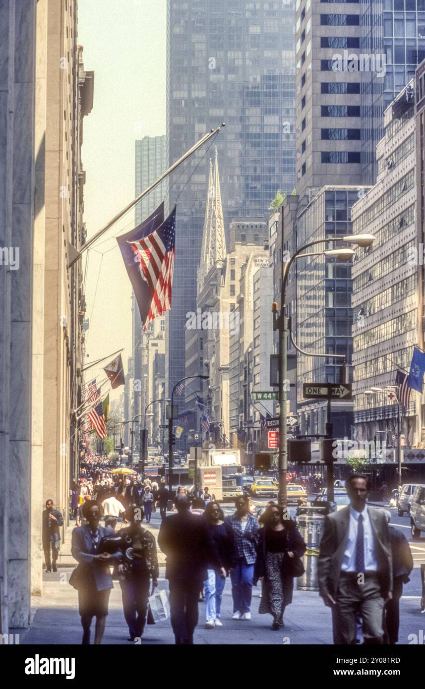 1990s Archivbild von 5. Avenue, New York. Stockfoto